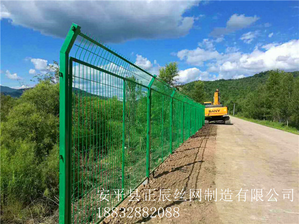 1642239530133222.jpg 護(hù)欄網(wǎng)03.jpg