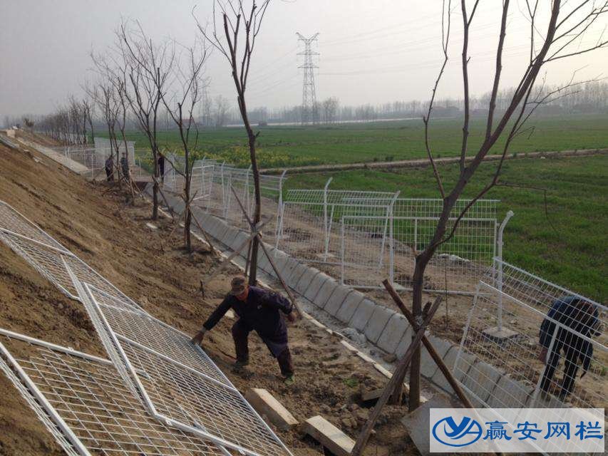 公路護欄網(wǎng)安裝