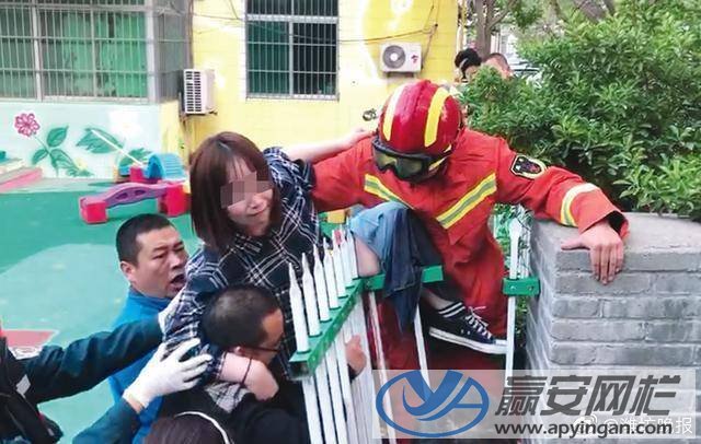 女子翻越護(hù)欄