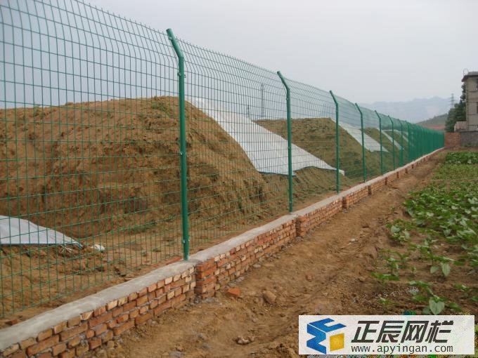圍墻護欄之雙邊絲護欄網(wǎng) 圍墻護欄
