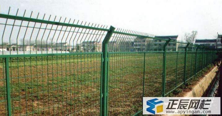 鐵絲網圍欄