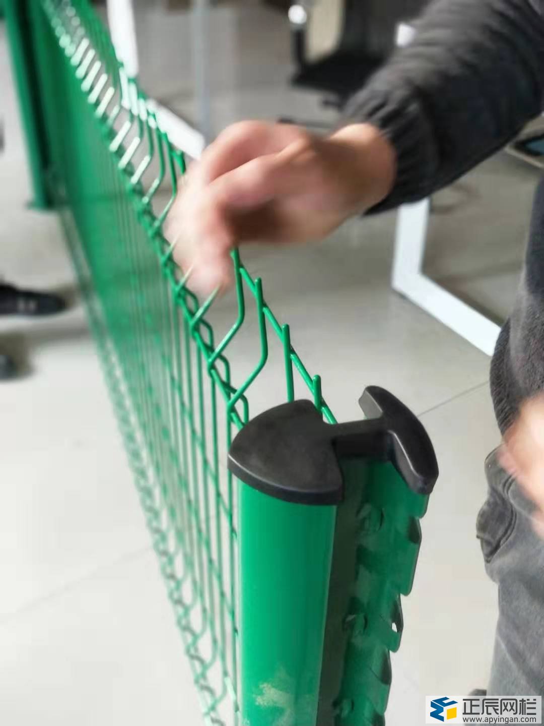 桃型柱護欄網安裝流程