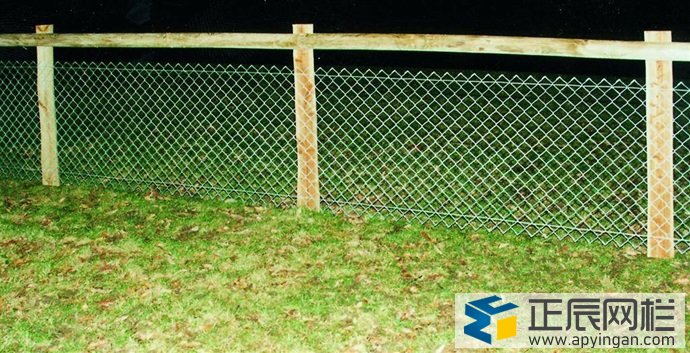 勾花網(wǎng)護欄圖片