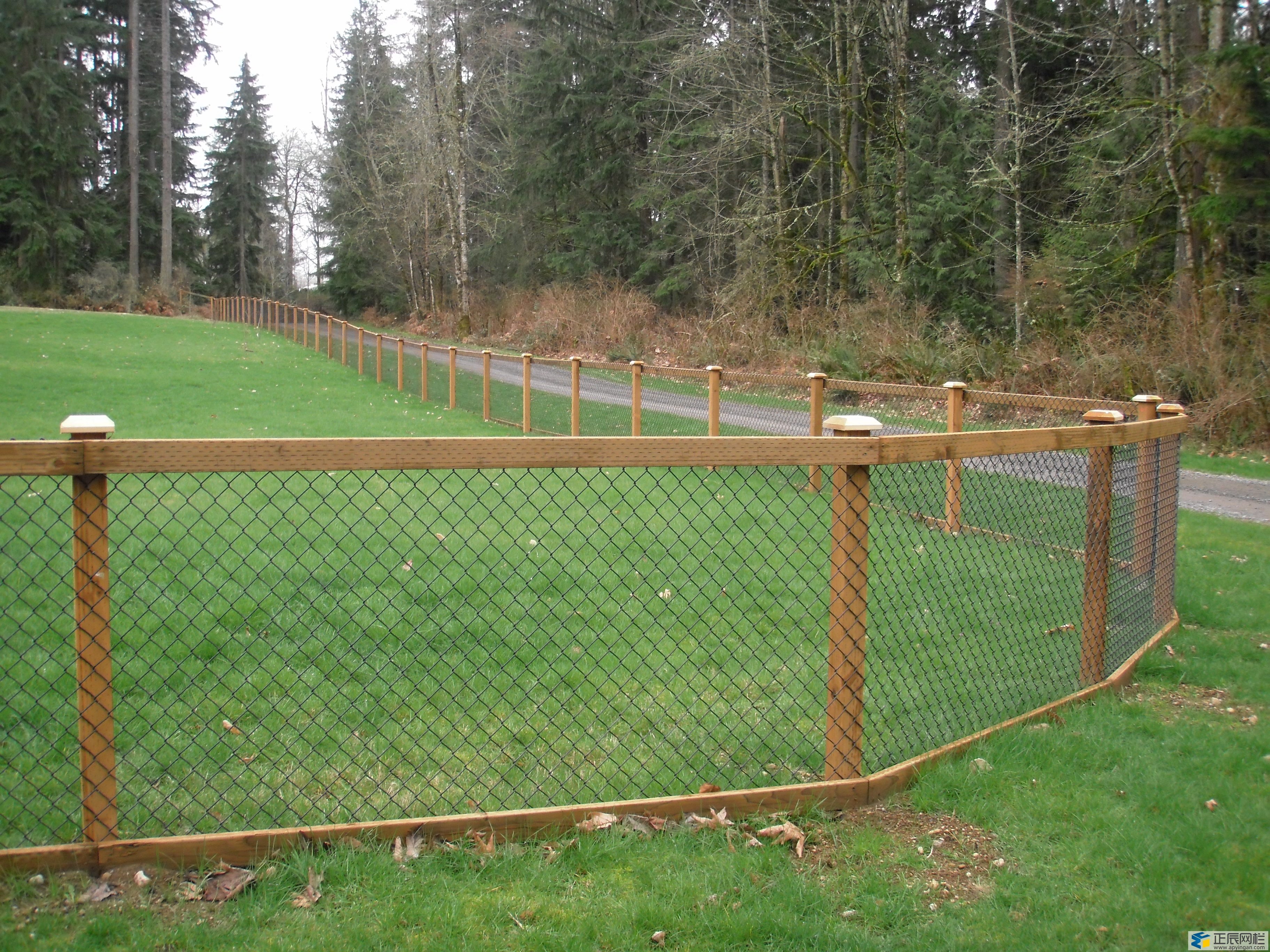 勾花網(wǎng)護欄圖片