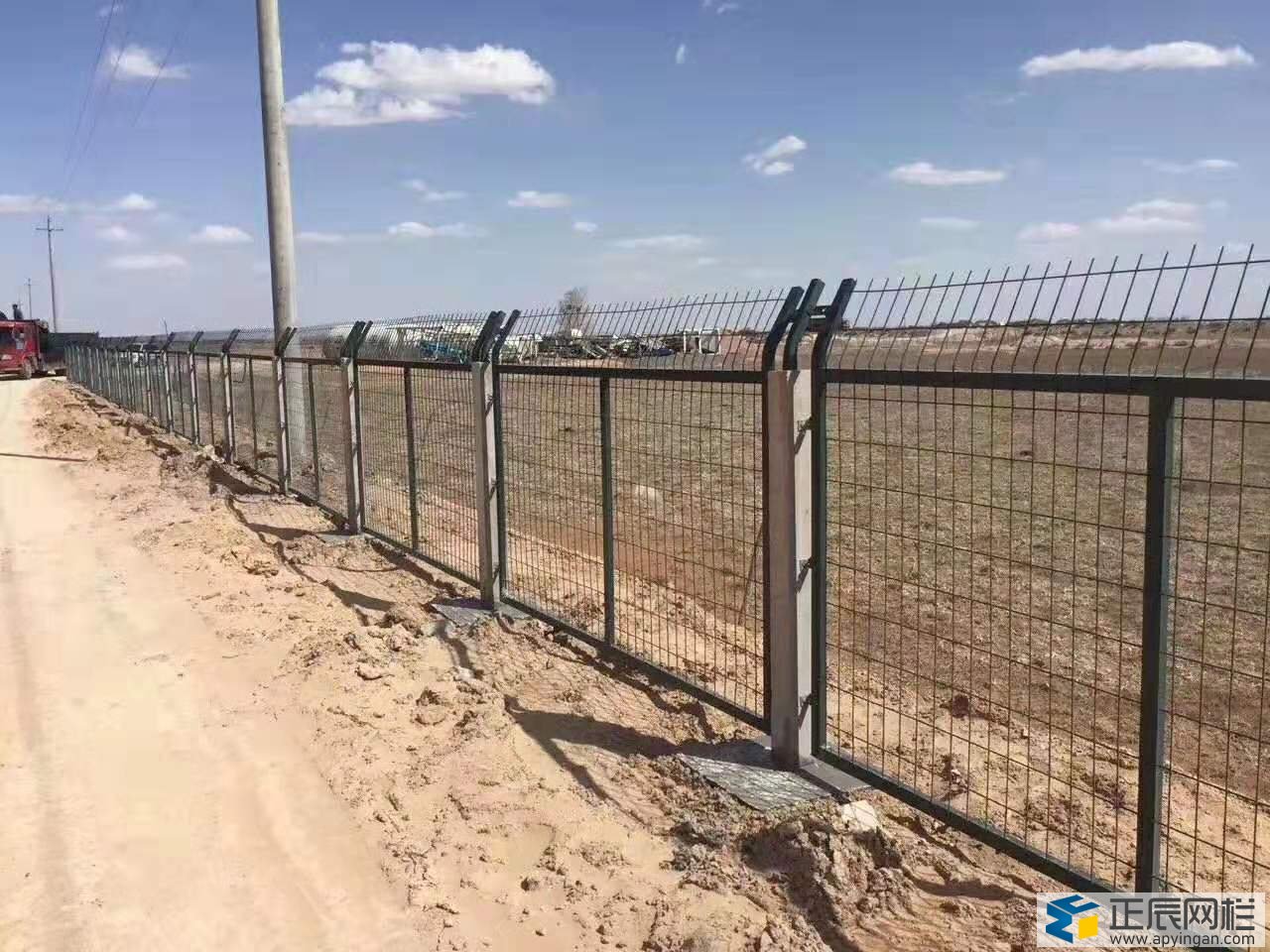 鐵路沿線的鐵路防護(hù)柵欄的功能與作用