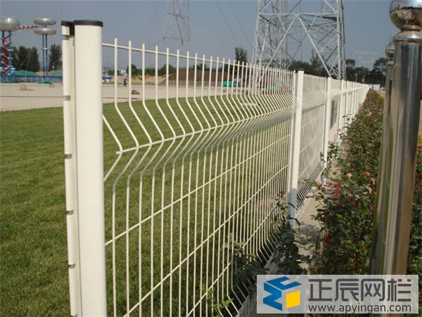 普通護欄網與桃型柱護欄網的區別1
