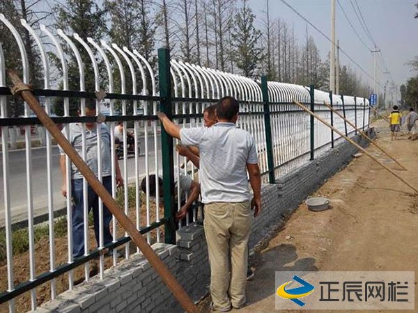 安裝鋅鋼護(hù)欄